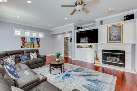 Living - 4951 Grayhawk Ct, Dublin, CA 94568 photo 9 of 11