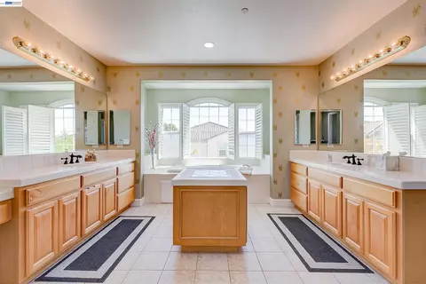 Bath - 4951 Grayhawk Ct, Dublin, CA 94568 photo 4 of 11