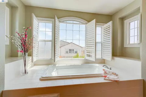 Bath - 4951 Grayhawk Ct, Dublin, CA 94568 photo 6 of 11