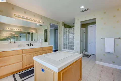 Bath - 4951 Grayhawk Ct, Dublin, CA 94568 photo 7 of 11