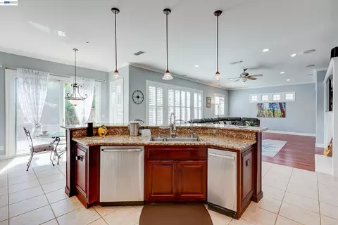 Kitchen - 4951 Grayhawk Ct, Dublin, CA 94568 photo 9 of 12