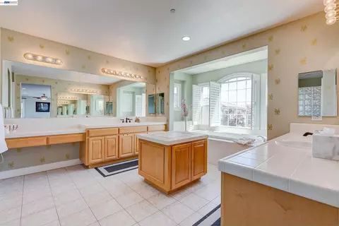 Bath - 4951 Grayhawk Ct, Dublin, CA 94568 photo 2 of 11
