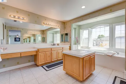 Bath - 4951 Grayhawk Ct, Dublin, CA 94568 photo 3 of 11