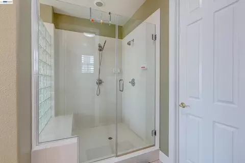 Bath - 4951 Grayhawk Ct, Dublin, CA 94568 photo 9 of 11