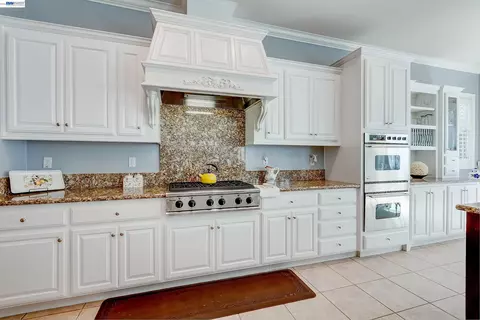Kitchen - 4951 Grayhawk Ct, Dublin, CA 94568 photo 10 of 12
