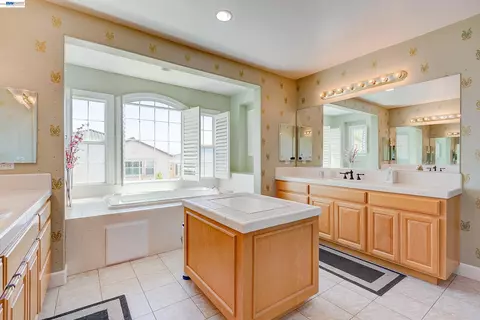 Bath - 4951 Grayhawk Ct, Dublin, CA 94568 photo 5 of 11