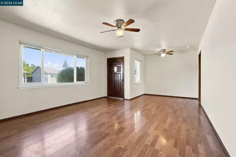 Living - 113 E Tennessee St, Fairfield, CA 94533 photo 6 of 8