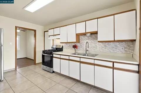 Kitchen - 113 E Tennessee St, Fairfield, CA 94533 photo 4 of 6