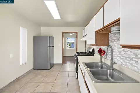 Kitchen - 113 E Tennessee St, Fairfield, CA 94533 photo 3 of 6