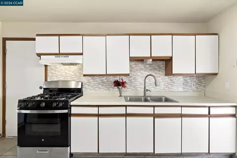 Kitchen - 113 E Tennessee St, Fairfield, CA 94533 photo 5 of 6