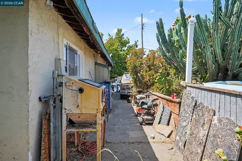 Exterior - 1318 Potter St, Martinez, CA 94553 photo 3 of 4