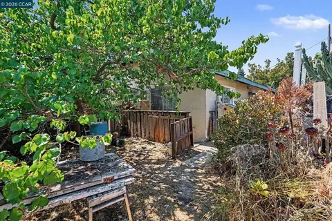 Exterior - 1318 Potter St, Martinez, CA 94553 photo 4 of 4