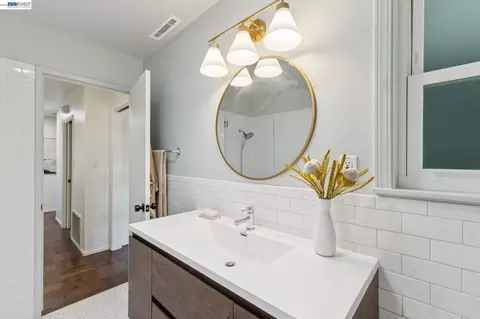 Bath - 433 Kitty Hawk Rd, Alameda, CA 94501 photo 2 of 2