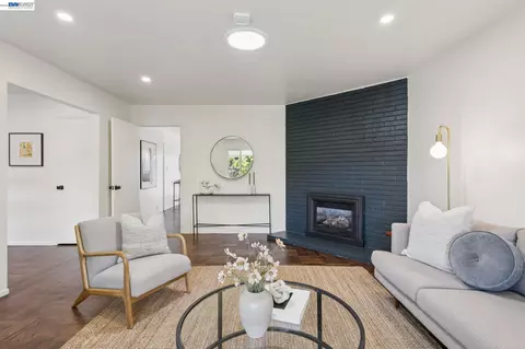 Living - 433 Kitty Hawk Rd, Alameda, CA 94501 photo 2 of 2