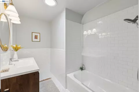 Bath - 433 Kitty Hawk Rd, Alameda, CA 94501 photo 1 of 2