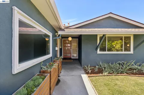 Exterior - 433 Kitty Hawk Rd, Alameda, CA 94501 photo 2 of 9