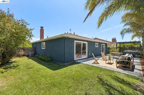 Exterior - 433 Kitty Hawk Rd, Alameda, CA 94501 photo 8 of 9