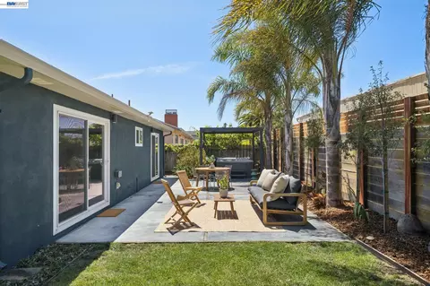 Exterior - 433 Kitty Hawk Rd, Alameda, CA 94501 photo 7 of 9