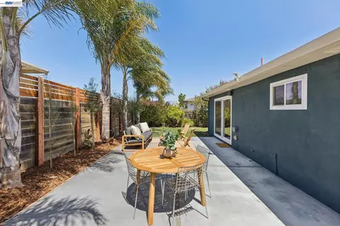 Exterior - 433 Kitty Hawk Rd, Alameda, CA 94501 photo 3 of 9