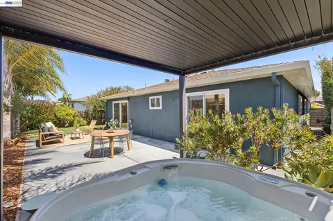 Exterior - 433 Kitty Hawk Rd, Alameda, CA 94501 photo 4 of 9
