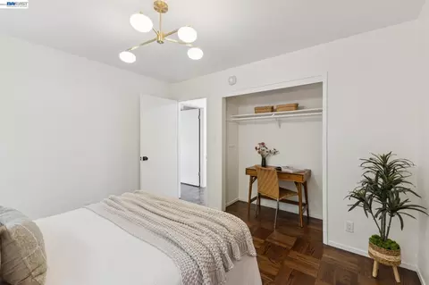 Bedroom - 433 Kitty Hawk Rd, Alameda, CA 94501 photo 6 of 8