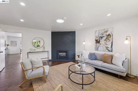 Living - 433 Kitty Hawk Rd, Alameda, CA 94501 photo 1 of 2