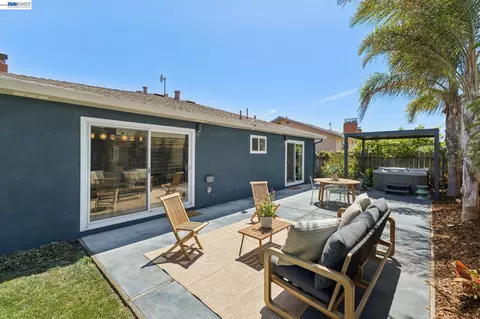 Exterior - 433 Kitty Hawk Rd, Alameda, CA 94501 photo 6 of 9