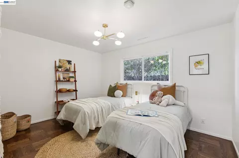 Bedroom - 433 Kitty Hawk Rd, Alameda, CA 94501 photo 7 of 8