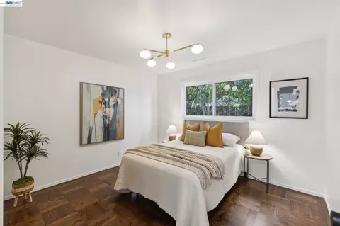 Bedroom - 433 Kitty Hawk Rd, Alameda, CA 94501 photo 4 of 8