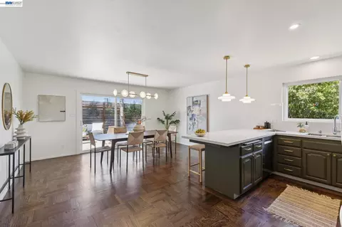 Dining - 433 Kitty Hawk Rd, Alameda, CA 94501 photo 1 of 3