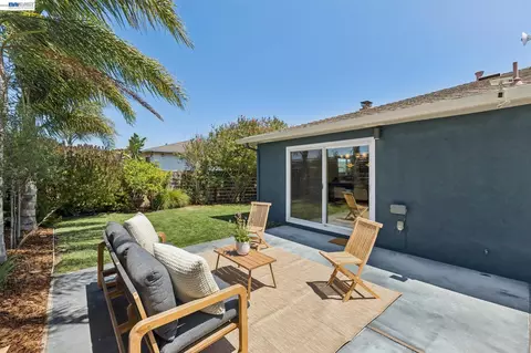 Exterior - 433 Kitty Hawk Rd, Alameda, CA 94501 photo 5 of 9
