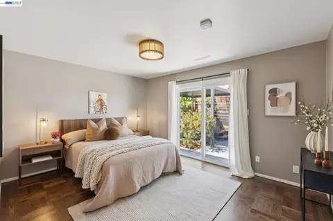 Bedroom - 433 Kitty Hawk Rd, Alameda, CA 94501 photo 1 of 8