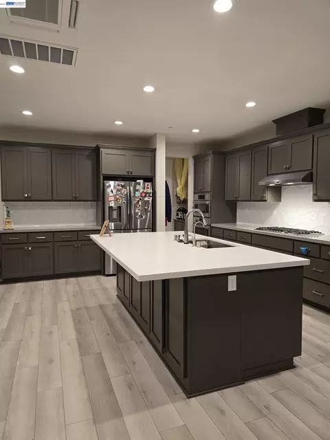 Kitchen - 5915 Abbott St, Dublin, CA 94568 photo 7 of 11