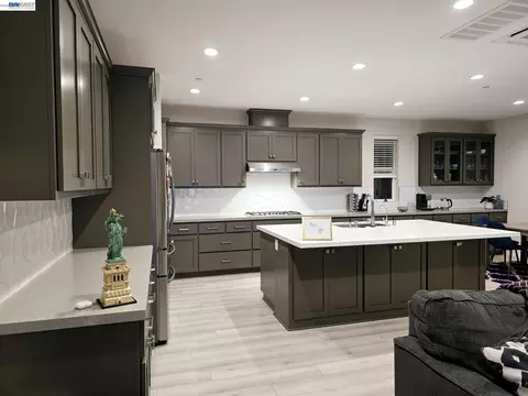 Kitchen - 5915 Abbott St, Dublin, CA 94568 photo 5 of 11
