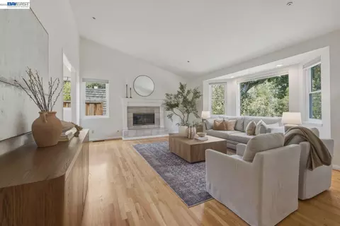 26 Oak Rd, Orinda, CA 94563