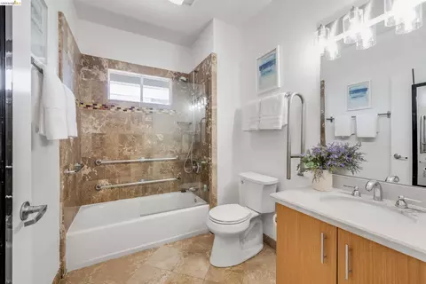 Bath - 2628 Telegraph Ave #303, Berkeley, CA 94704 photo 1 of 2