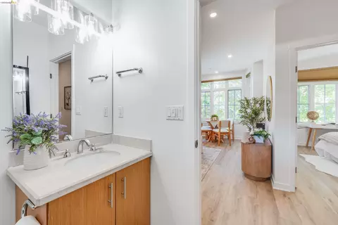 Bath - 2628 Telegraph Ave #303, Berkeley, CA 94704 photo 2 of 2