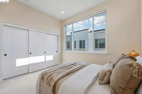 Bedroom - 453 Sentinel Dr, Alameda, CA 94501 photo 5 of 5