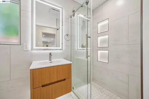 Bath - 1764 3rd Ave, Walnut Creek, CA 94597 photo 2 of 7