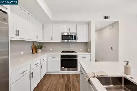 Kitchen - 5830 Midnight Pl #D, Dublin, CA 94568 photo 6 of 8