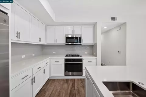Kitchen - 5830 Midnight Pl #D, Dublin, CA 94568 photo 7 of 8
