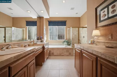 Bath - 2509 Marshfield Rd, Vallejo, CA 94591 photo 4 of 8
