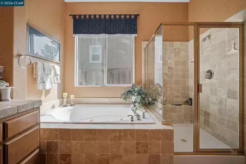 Bath - 2509 Marshfield Rd, Vallejo, CA 94591 photo 7 of 8
