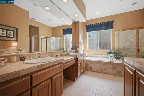 Bath - 2509 Marshfield Rd, Vallejo, CA 94591 photo 5 of 8