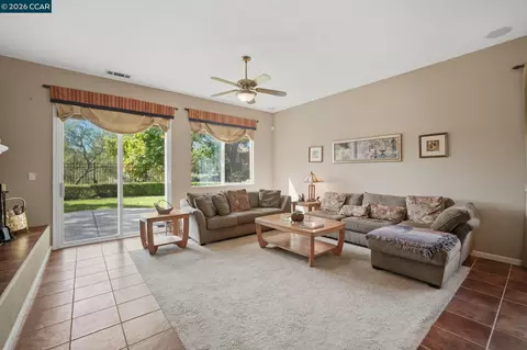 Living - 2509 Marshfield Rd, Vallejo, CA 94591 photo 6 of 10