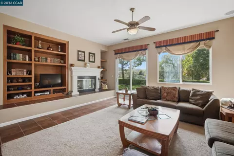Living - 2509 Marshfield Rd, Vallejo, CA 94591 photo 7 of 10