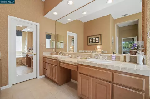 Bath - 2509 Marshfield Rd, Vallejo, CA 94591 photo 3 of 8