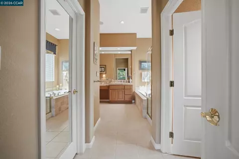 Entry Way - 2509 Marshfield Rd, Vallejo, CA 94591 photo 5 of 7