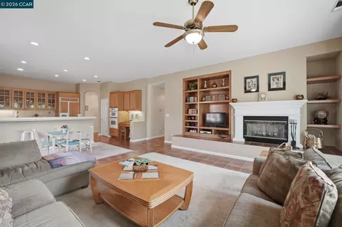 Living - 2509 Marshfield Rd, Vallejo, CA 94591 photo 8 of 10