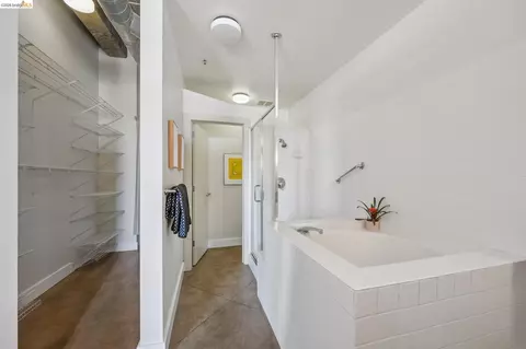 Bath - 201 4th St #406, Oakland, CA 94607 photo 4 of 5